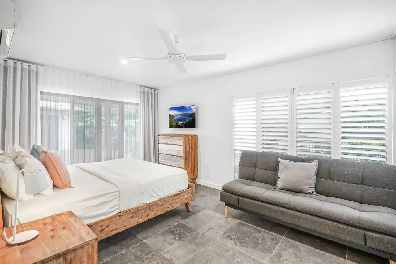 Holiday home Belle Escapes Beachfront Luxury Home 53 Arlington Clifton Beach Palm Cove Australia